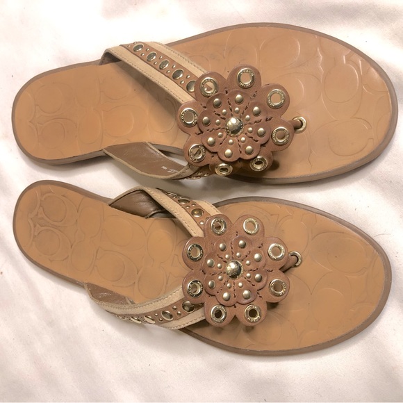 Coach Kelby flower 🌸 hardware , latte leather flip flop sandals - Picture 2 of 9